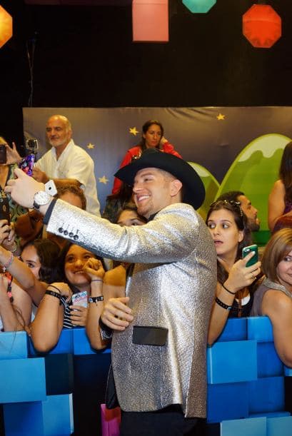 Nos encantan los selfies. We can't get enough of them! Y si no, pregúntenle a los que desfilaron la alfombra de Premios Juventud.