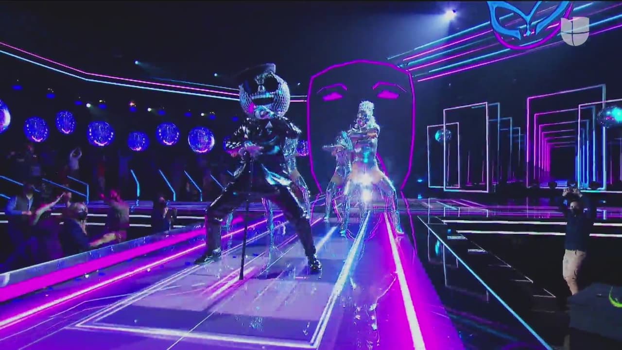 Al ritmo de 'Tusa', el carismático personaje conquistó el escenario con sus movimientos llenos de energía.