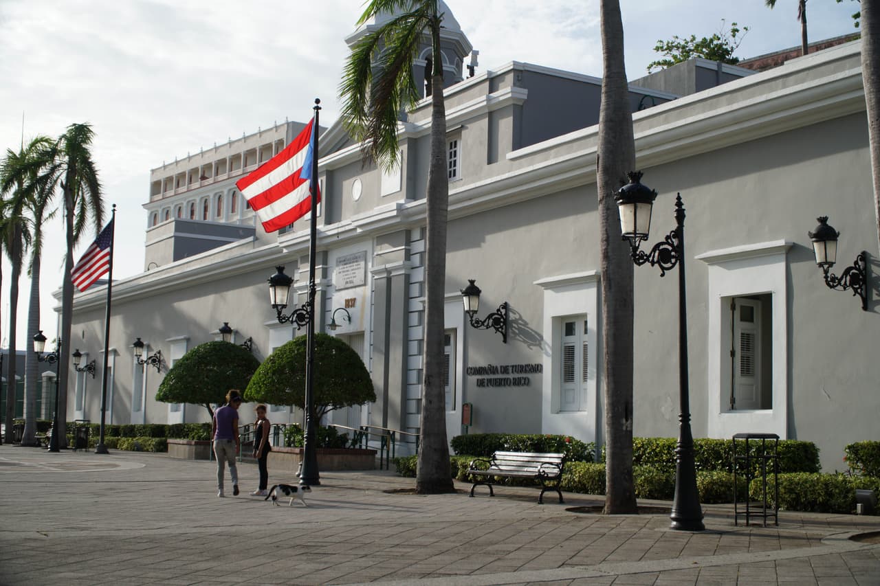 La sede de la Compañía de Turismo de Puerto Rico, en el Viejo San Juan. Los locales comerciales de la zona funcionan con plantas eléctricas por lo que tienen horarios limitados para la atención del público.