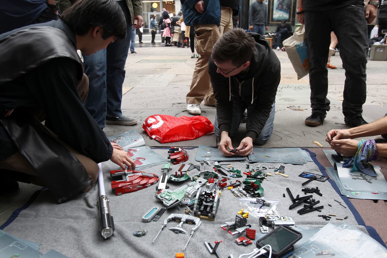 Algunos hasta se pusieron a armar una figura de Lego ahí frente al cine.