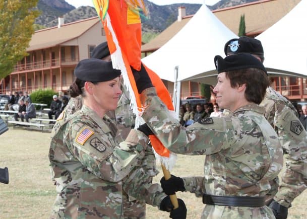 La mayor general Maria Barret recibe el mando del CENTCOM en una ceremonia en Fort Huachuca, el 14 de noviembre de 2018.
