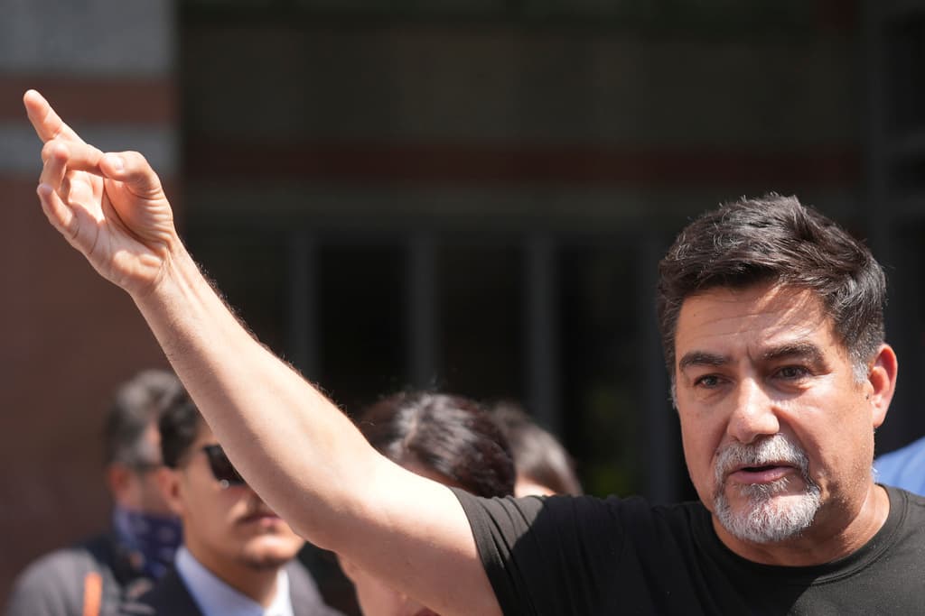 El presidente del Sindicato Internacional de Empleados de Servicios (SEIU) de California agradeció el apoyo de todos y reveló que
<b><a href="https://www.univision.com/local/los-angeles-kmex/trump-felicita-a-la-guardia-nacional-por-actuar-en-los-angeles-donde-nunca-estuvo-afirma-la-alcaldesa-karen-bass" target="_blank">la alcaldesa de Los Ángeles, Karen Bass</a></b>, lo visitó mientras estuvo arrestado.