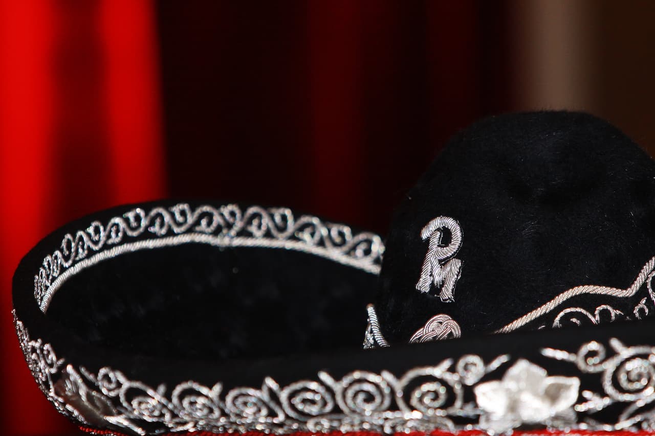 Estudiantes británicos prohiben sombreros mexicanos por "racismo"