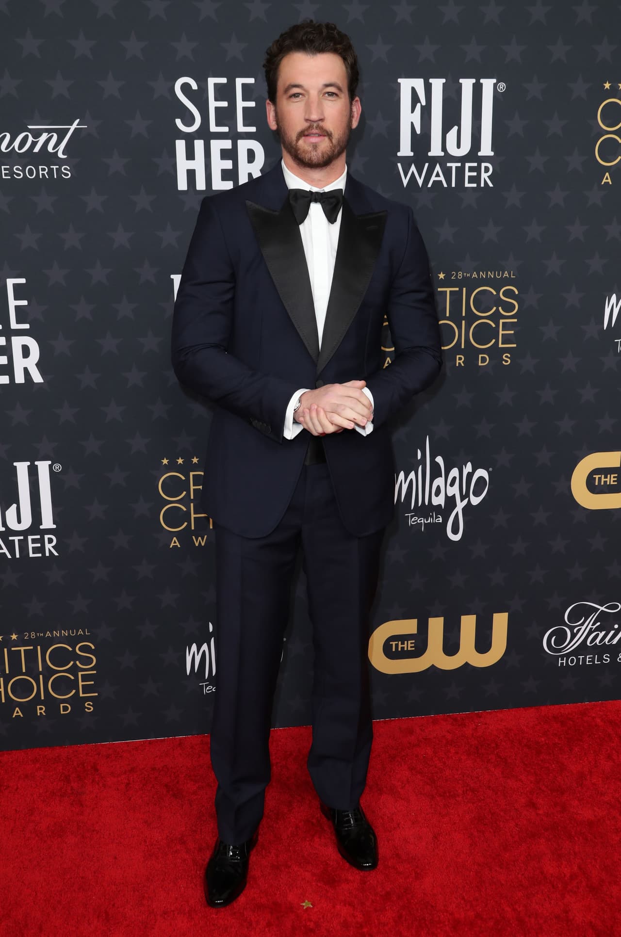 Miles Teller asistió a los Critics Choice Awards con un esmoquin en color azul oscuro de Gucci y un reloj Montblanc. 
<br>