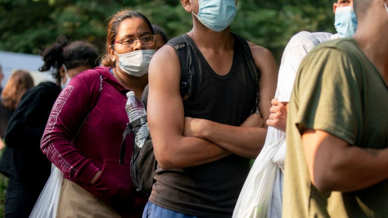 Llega a Los Ángeles un sexto autobús con 36 inmigrantes indocumentados enviados desde Texas