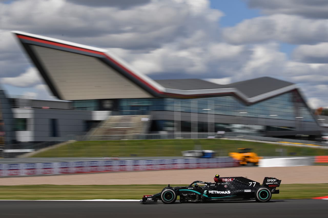 Lewis Hamilton consiguió el primer sitio en el Circuito de Silverstone. Verstappen y Leclerc completaron el podio. Ricciardo y Norris llegaron en cuarto y quito, respectivamente. Stroll, compañero de Checo Pérez, terminó en el noveno puesto. El próximo fin de semana se correrá la carrera del septuagésimo aniversario.