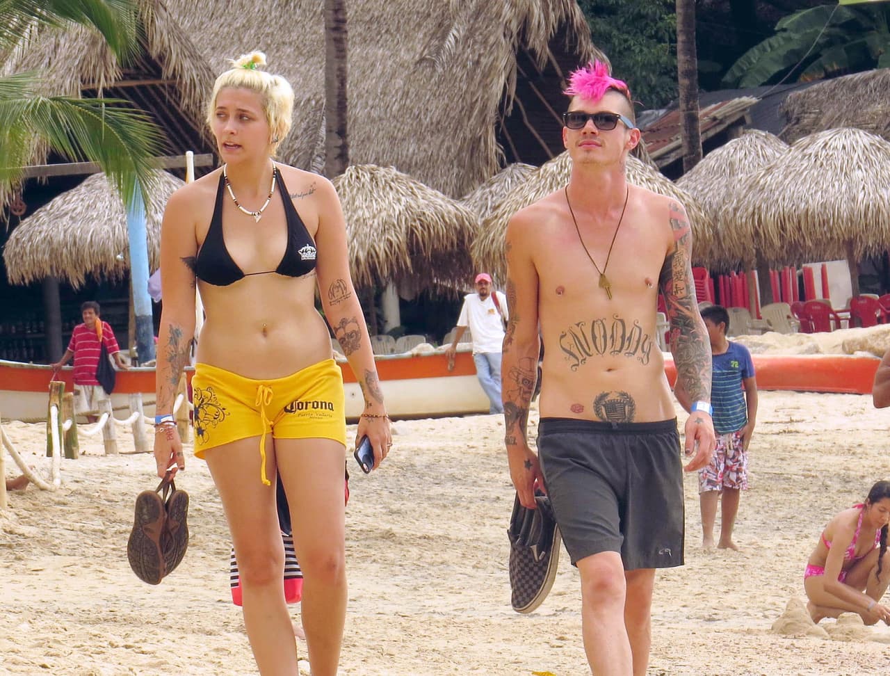 Como se puede ver, Paris Jackson optó por dejar en la maleta el bikini costoso y prefirió usar uno del lugar, de la marca de cerveza mexicana más popular en el mundo.