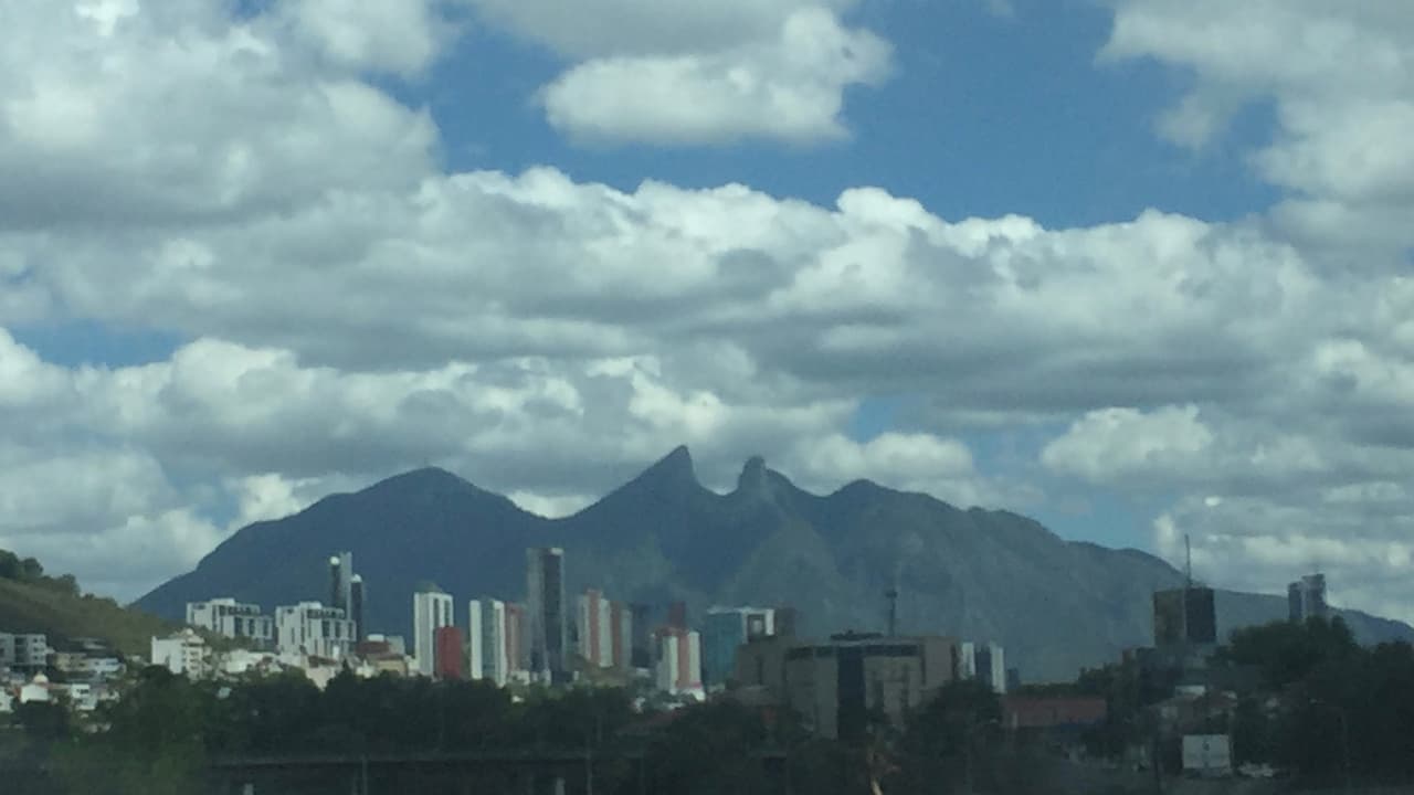 Durante la temporada alta muchas veces se disparan los costos debido a la gran oferta y demanda por una gran cantidad de gente que sale de vacaciones, por eso hay que procurar viajar en temporada baja.