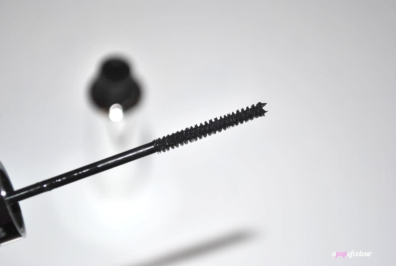 2. Kilométricas. Los cepillos más finos y delgados (algunos en forma de pequeño peine) darán mayor longitud a las pestañas. Úsalos cuando quieras darles definición y un acabado natural.