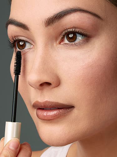 11. Nude look. Si distribuyes tu mascara situando el cepillo de manera vertical (como si la aplicaras con la punta de éste), tus pestañas lucirán más naturales.