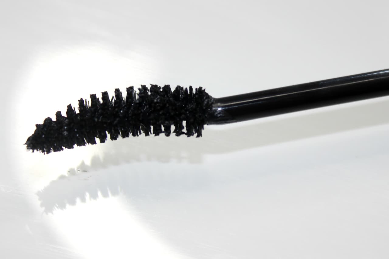 3. Mejor curvatura. Si tus pestañas son muy lisas y rectas (en algunos casos pesadas) existe un truco infalible para mantenerlas arriba: elige una mascara con un cepillo curvado. Rízalas, aplica el producto, espera a que seque y vuelve a rizarlas situando el rizador lo más cercano al nacimiento de éstas para después presionarlo ligeramente y así no arrancarlas.