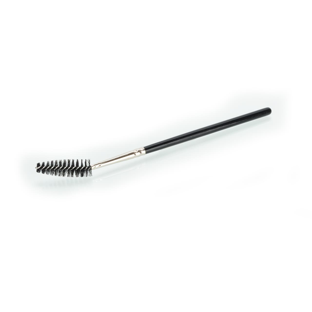 4. Layering. Construir pestañas más gruesas o largas al reaplicar mascara es posible. Deja secar la primera capa antes de poner una segunda o tercera y si quedaron con grumos o pegadas, pasa un cepillo diseñado para esta tarea. Muchas mujeres sitúan polvos traslucidos que esparcen con una brocha gorda entre cada aplicación para conseguir ese objetivo.