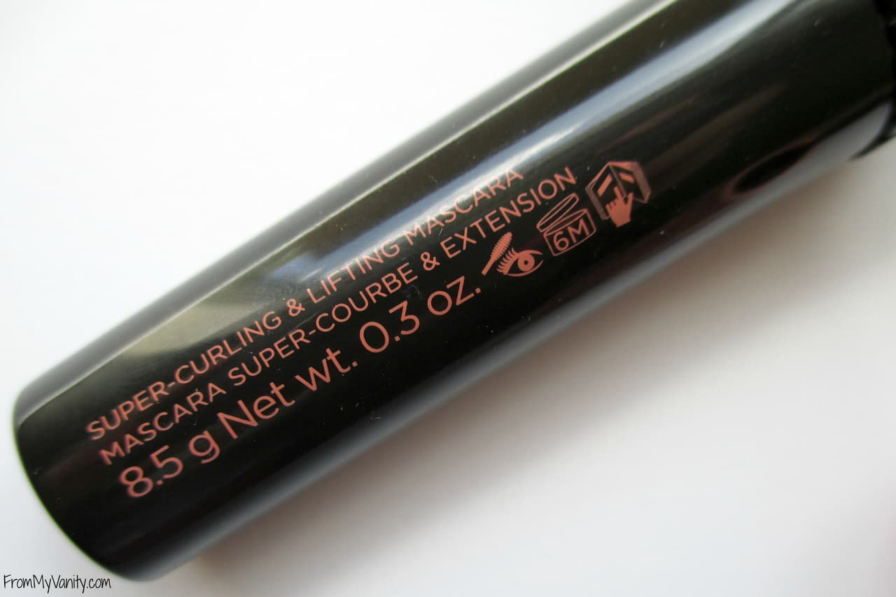 8. Llegó a su fin. Las mascaras son quizás los productos de belleza que caducan más pronto. Esto es debido a que su fórmula se seca con rápidez y al acumulamiento de bacterias que se percibe cuando se irritan o enrojecen los ojos tras su aplicación. La vida útil de esta herramienta es de seis meses máximo una vez abierta y después de esa fecha, también puede formar grumos o apelmazar las pestañas