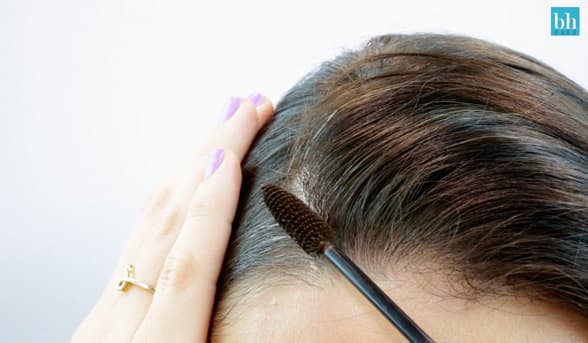 10. Oculta las imperfecciones. Pasa el cepillo de tu mascara sobre las raíces para ocultar las canas de manera temporal. De preferencia que sea a prueba de agua.