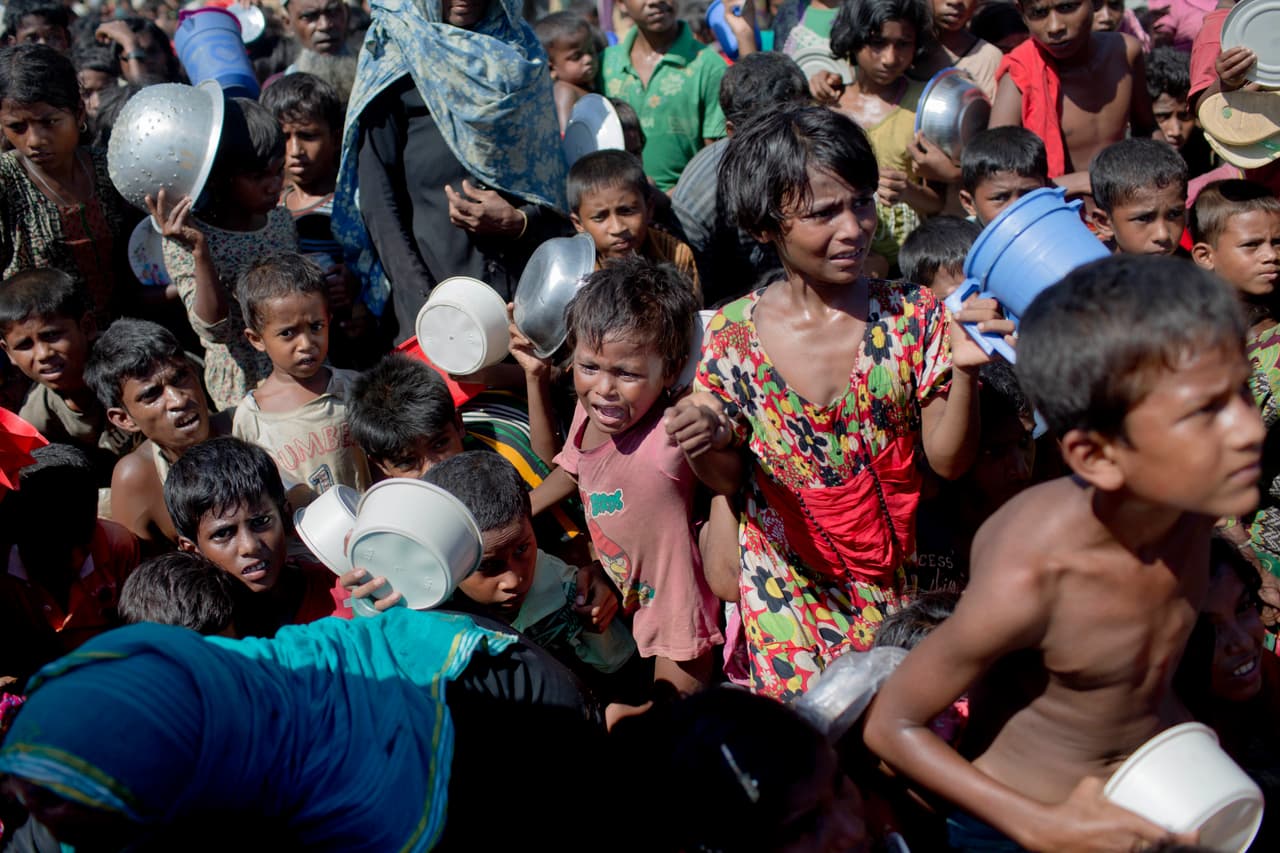 Los niños rohingya esperan por una ración de comida en el campo de refugiados de Ukhiya, Bangladesh. Figuras prominentes como Antonio Guterres, secretario general de la ONU, y el papa Francisco han expresado su preocupación por la situación de los refugiados musulmanes que han escapado de Myanmar.