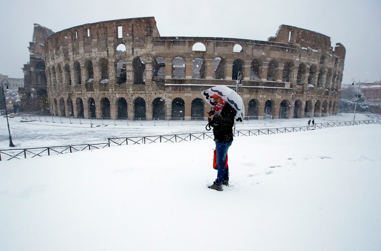 Este hombre posa para una foto frente al Coliseo romano, aprovechando una vista poco usual en los últimos años.