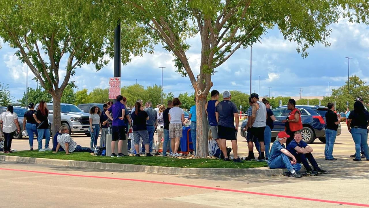 Clientes y empleados de la tienda Costco en la ciudad de Plano, Texas, fueron evacuados debido a una fuga de gas en el lugar.