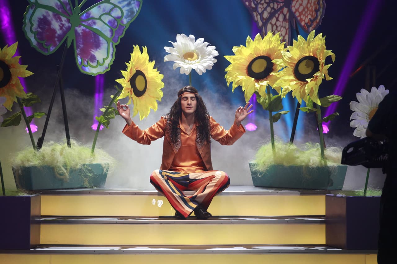 Rommel Pacheco lució 
<b><a href="https://www.univision.com/shows/mira-quien-baila/a-rommel-pacheco-le-fue-mal-con-moves-like-jagger-video">irreconocible en su número, 'Moves Like Jagger'</a></b>. La crítica no le favoreció y el clavadista olímpico ya presentía que lo mandarían a presentar su segunda coreografía.