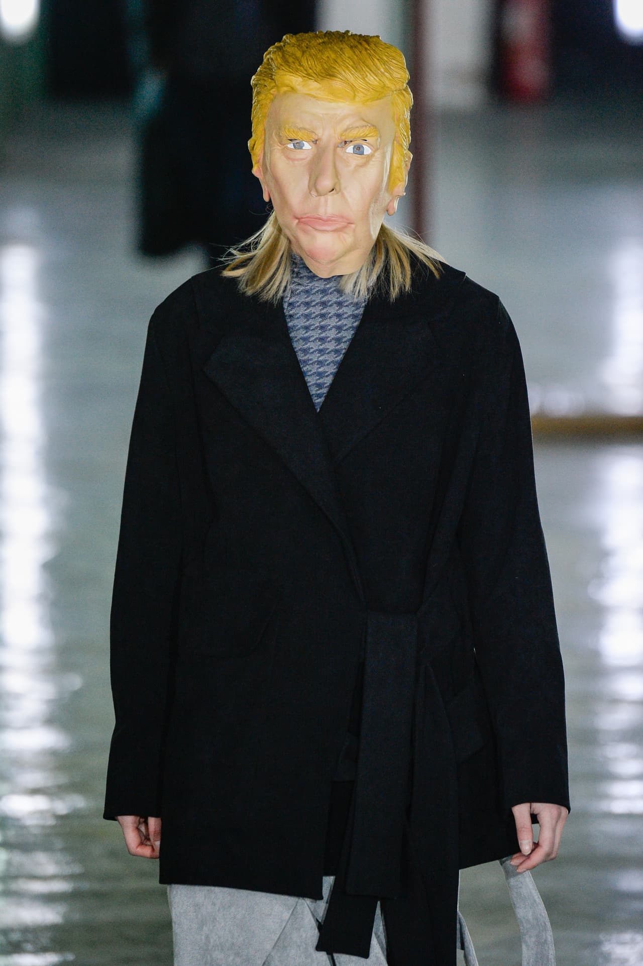 Políticos como Donald Trump y Obama marcaron también la pasarela de Avoc.