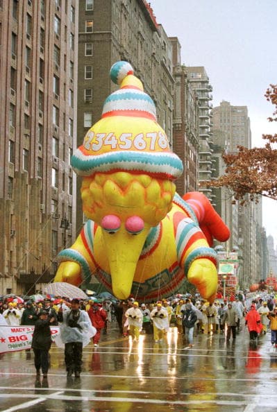 Con el paso del tiempo, el recorrido se ha adecuado a un trayecto de 2 millas y media. Este año aún no está claro si se permitirán los globos gigantes, pues se esperan fuertes vientos en Nueva York como parte de las duras condiciones climáticas que afectan gran parte del país.