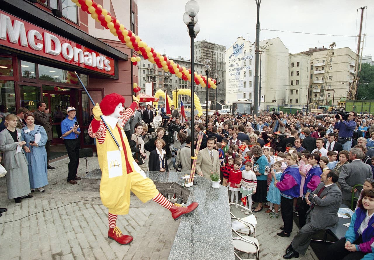 Ronald McDonald en un McDonald's en Moscú el viernes 18 de agosto de 1995. Para ese año había cinco restaurantes McDonald's en Moscú. 
<br>
<br>La salida de la cadena tras tres décadas en Rusia marca el fin de una era. La apertura de ese primer restaurante en la capital rusa significó el inicio de otra era detrás de la llamada Cortina de Hierro, como se conocía a las fronteras que dividía 
<a href="https://www.univision.com/noticias/mundo/causas-guerra-rusia-y-ucrania-resumen-explicacion">al mundo occidental de los países de la esfera socialista</a>.