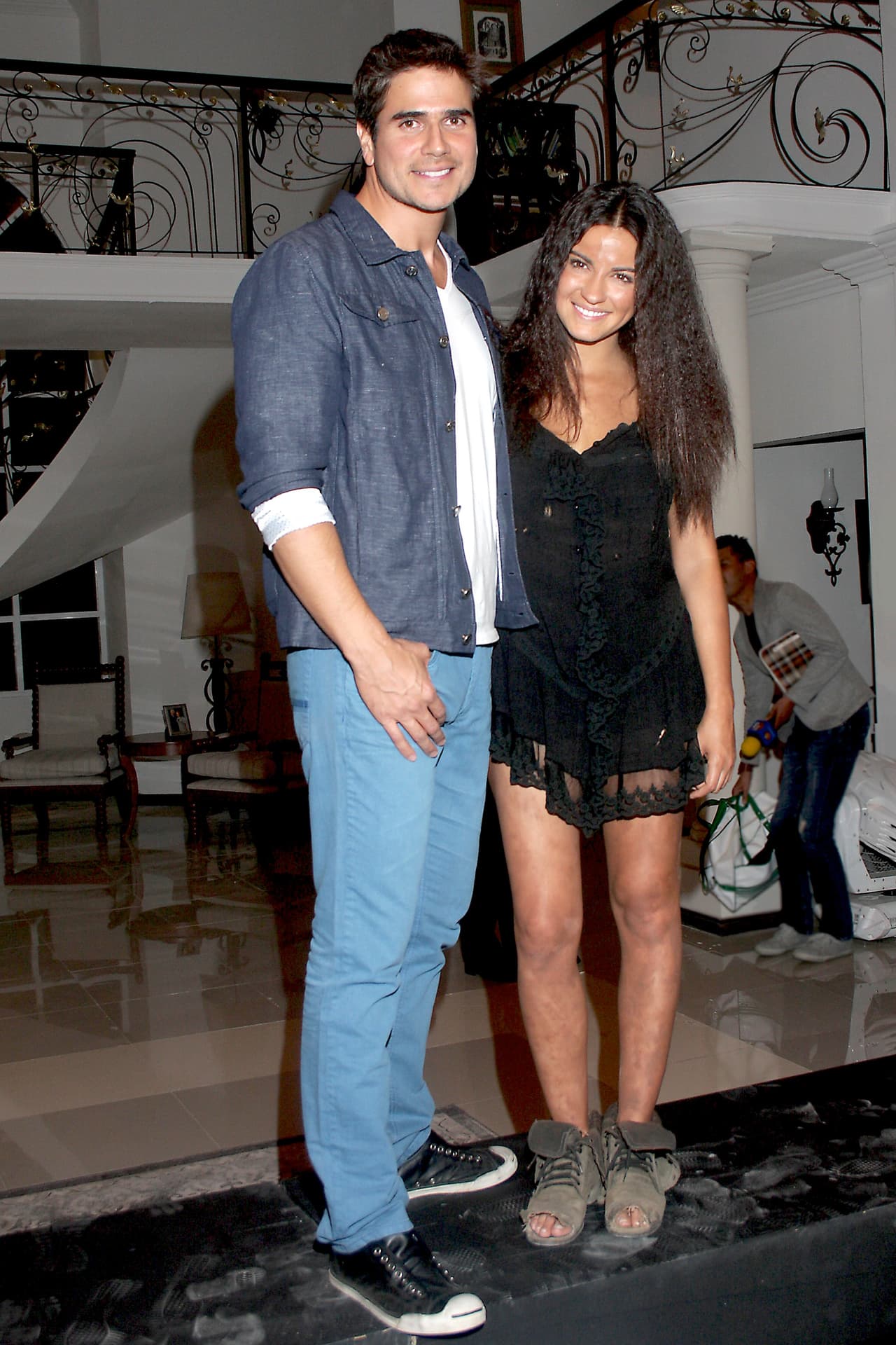 Para empeorar las cosas, Lorenza confabula con su marido para engañar a su propio hijo (Daniel Arenas) y así mandarlo al extranjero. Y, aunque más tarde se convierte en abuela, prefiere ignorar la existencia de sus nietos, su sangre, por el odio que le tiene a la mamá (interpretada por Maite Perroni).