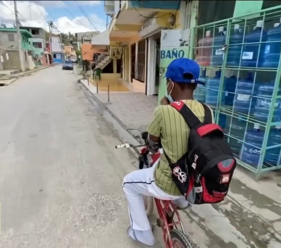Por eso, entre las calles polvorientas, Samuel ya se hizo famoso a tal grado que le llaman "niño delivery". La operación es sencilla: los vecinos salen, gritan su nombre y él recibe la lista de lo que desean antes de ir a los establecimientos y volver con los productos en la mochila que siempre carga en su espalda. Este trabajo, por cada entrega, le representa unos
<a href="https://www.univision.com/temas/dinero">50 centavos de dólar. </a>
<b>“ Normalmente hago unas 10 entregas”, dice en voz baja un tímido Samuel. </b>
<br>
<br>