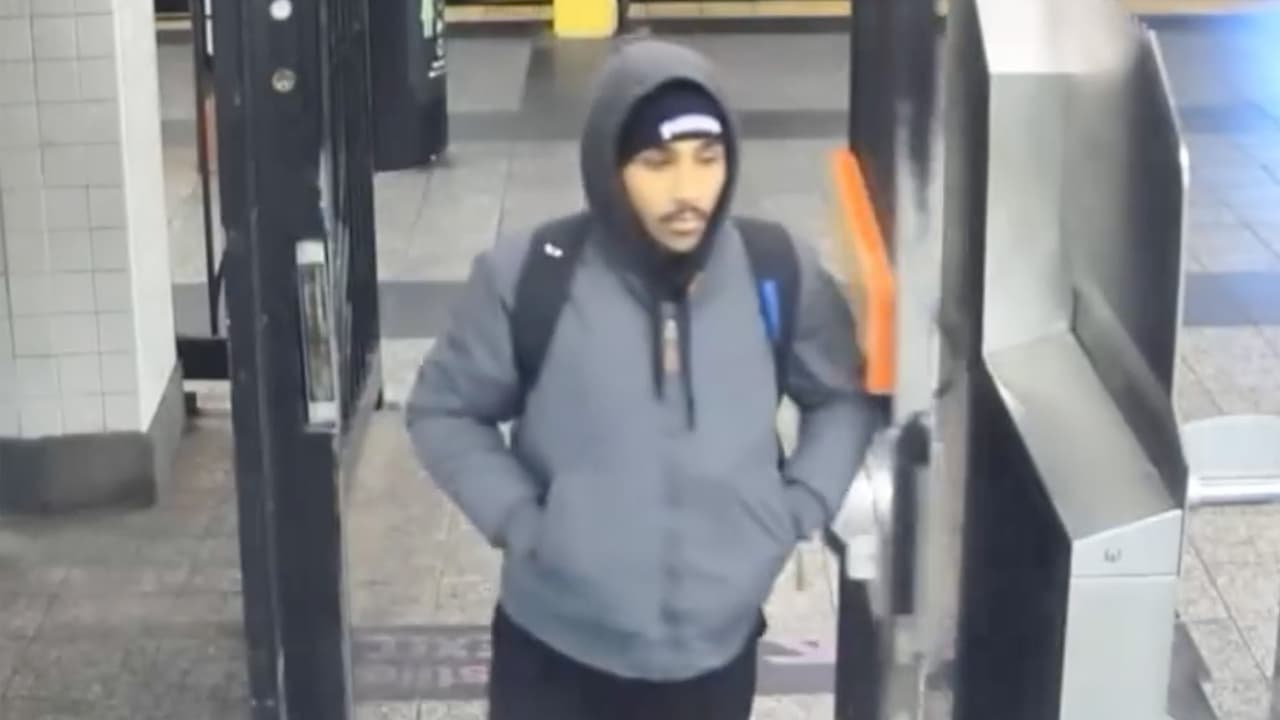 Buscan a sospechoso de prender fuego a un hombre sin hogar en un tren del metro de NYC