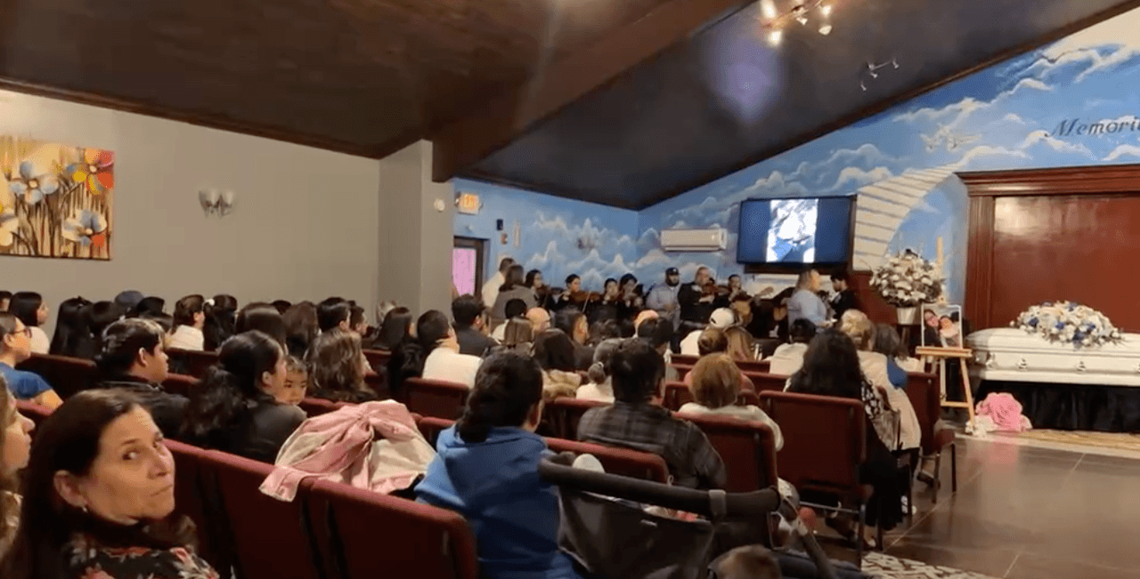 A la funeraria La Paz también llegaron
<b> los mariachis para cantarle emotivamente a los familiares de las víctimas mortales. </b>