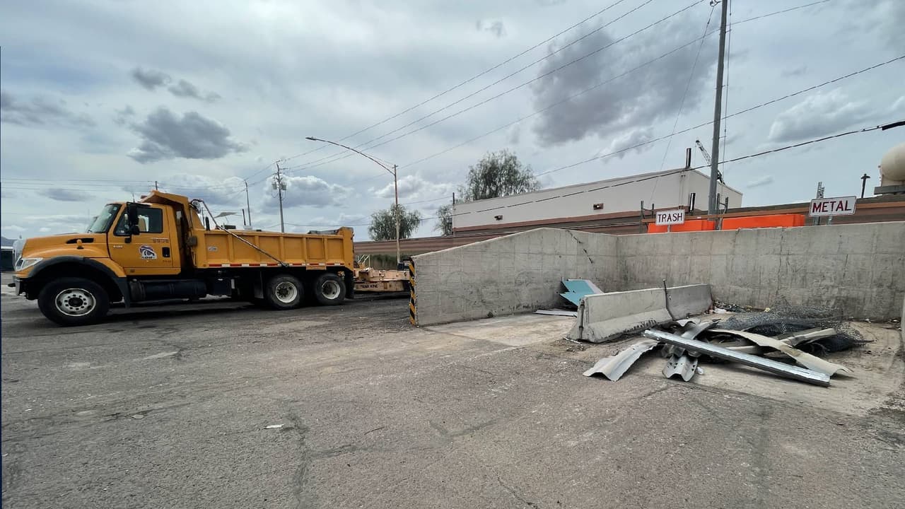 Y porque la unión hace la fuerza, es aquí donde trabajadores del estado se encargan del resto. En este centro de mantenimiento es donde se acumulan todos esos desechos que se recogen a las orillas de las carreteras y autopistas.