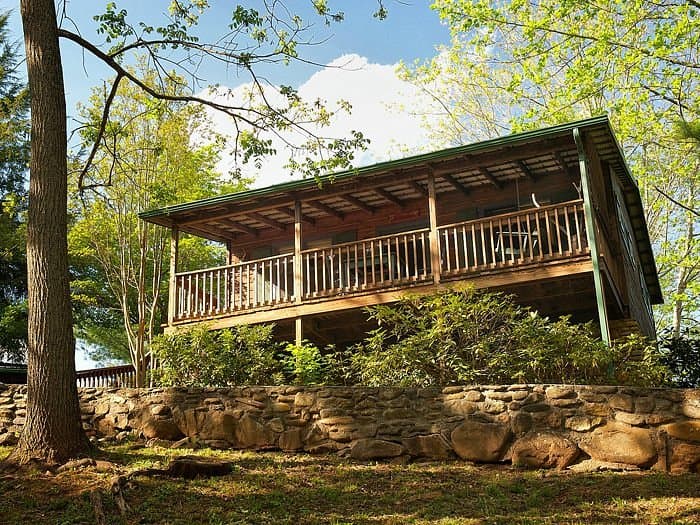 <b><a href="https://rvcoutdoors.com/mountain-springs-cabins/">Número 3: Mountain Springs Cabins (Candler)</a></b>. Ubicado en el corazón de las majestuosas montañas Blue Ridge, Mountain Springs Cabins ofrece 13 cabañas equipadas que están llenas de comodidades modernas que necesitas, además de cinco yurtas y dos casas pequeñas para atraer a los viajeros.