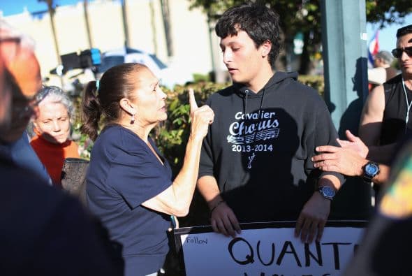 Miriam Clemente habla con Bryan Medina mientras el debate sobre la nueva política establecida por Obama.  
