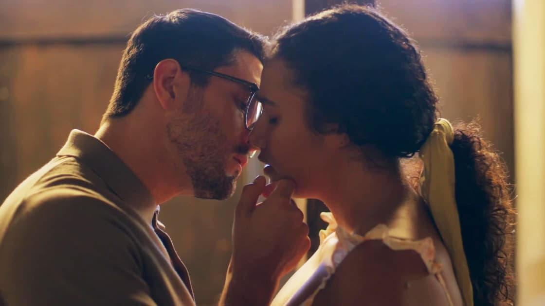 Mateo intenta robarle un beso a Ximena | Mi Verdad Oculta | Capítulo 35