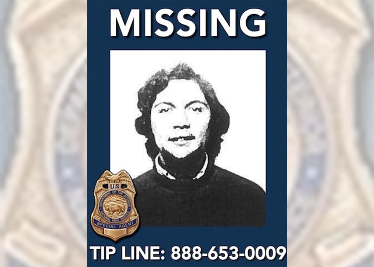 <b>Dikran Knadjian desapareció el 24 de julio de 1974, cuando tenía 20 años.</b>
<br>De ascendencia armenia, mide unos 5'11" de altura, pesa 182 libras, y llevaba un reloj pulsera Omega Sea Master de metal blanco.
<br>Lo que se sabe: Knadjian fue visto por última vez en Curry Village en el área de Yosemite Valley el 24 de julio de 1972.