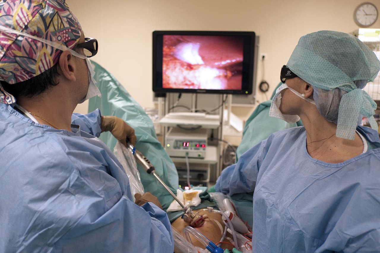 Algunos hospitales ahora exijen que los médicos informen a sus pacientes si su cirugía se superpone con otra.