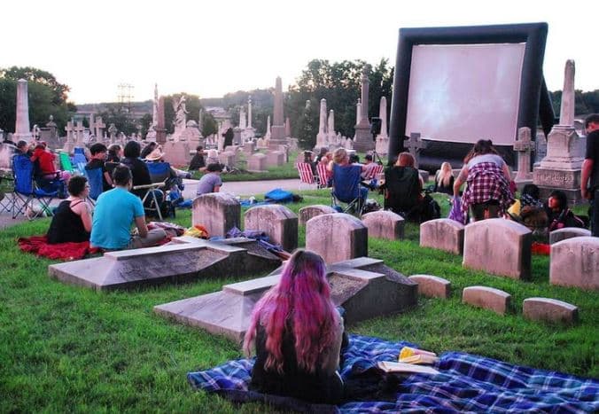 <b>Películas en Laurel Hill Cemetery</b>. El cementerio Laurel Hill regresa con su evento de película emergente anual de verano. Se anima a los espectadores a que preparen un picnic y se diviertan para pasar una noche bajo las estrellas. Los boletos para el cine cuestan $20 para la admisión general y se recomienda hacer reservaciones por adelantado.