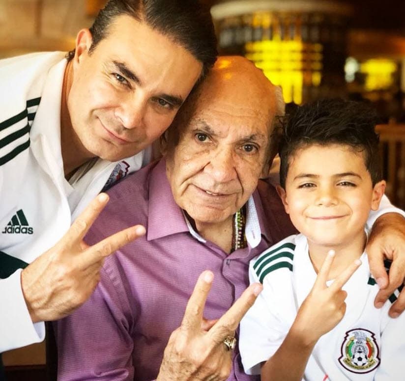 "Mi papá 
<b><a href="https://www.youtube.com/watch?v=VjDyfPgZPro" target="_blank">tuvo por ahí un percance, una embolia pulmonar</a></b> en noviembre (de 2020), la libró gracias a Dios", contó.