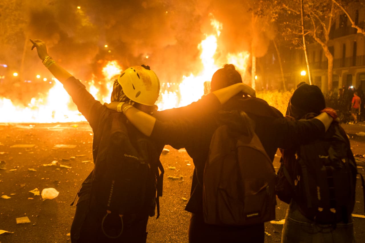 ¿Qué hay detrás de las violentas protestas en la turística Barcelona?