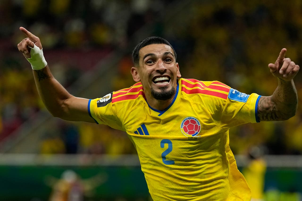 Daniel Muñoz, de Colombia, celebra tras marcar el primer gol de su equipo durante el partido de fútbol del Grupo K de la Copa Mundial entre Colombia y Congo en Zapopan, cerca de Guadalajara, México, el martes 23 de junio de 2026.