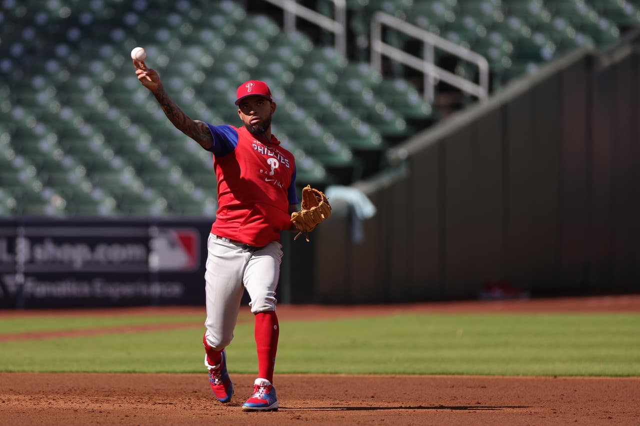 <b>Edmundo Sosa</b> #33 de los 
<b>Phillies</b> participa en el día de entrenamiento de la Serie Mundial en el Minute Maid Park. Al igual que con todos los juegos anteriores de postemporada de los Phillies, la Serie Mundial se transmitirá por FOX.
<br>