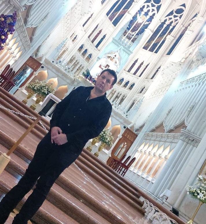 El día del crimen, Fausto Elizalde también estaba en la camioneta donde su primo perdió la vida. 'Tano' ha asegurado que recibió "siete balazos" y ha dicho que
<b><a href="https://www.milenio.com/espectaculos/famosos/tano-elizalde-responde-traicion-valentin-elizalde" target="_blank">"tiene pruebas sobre las heridas"</a></b> que recibió ante la insistencia de quienes lo señalan de traición hacia el intérprete de 'Vete ya'.
<br>