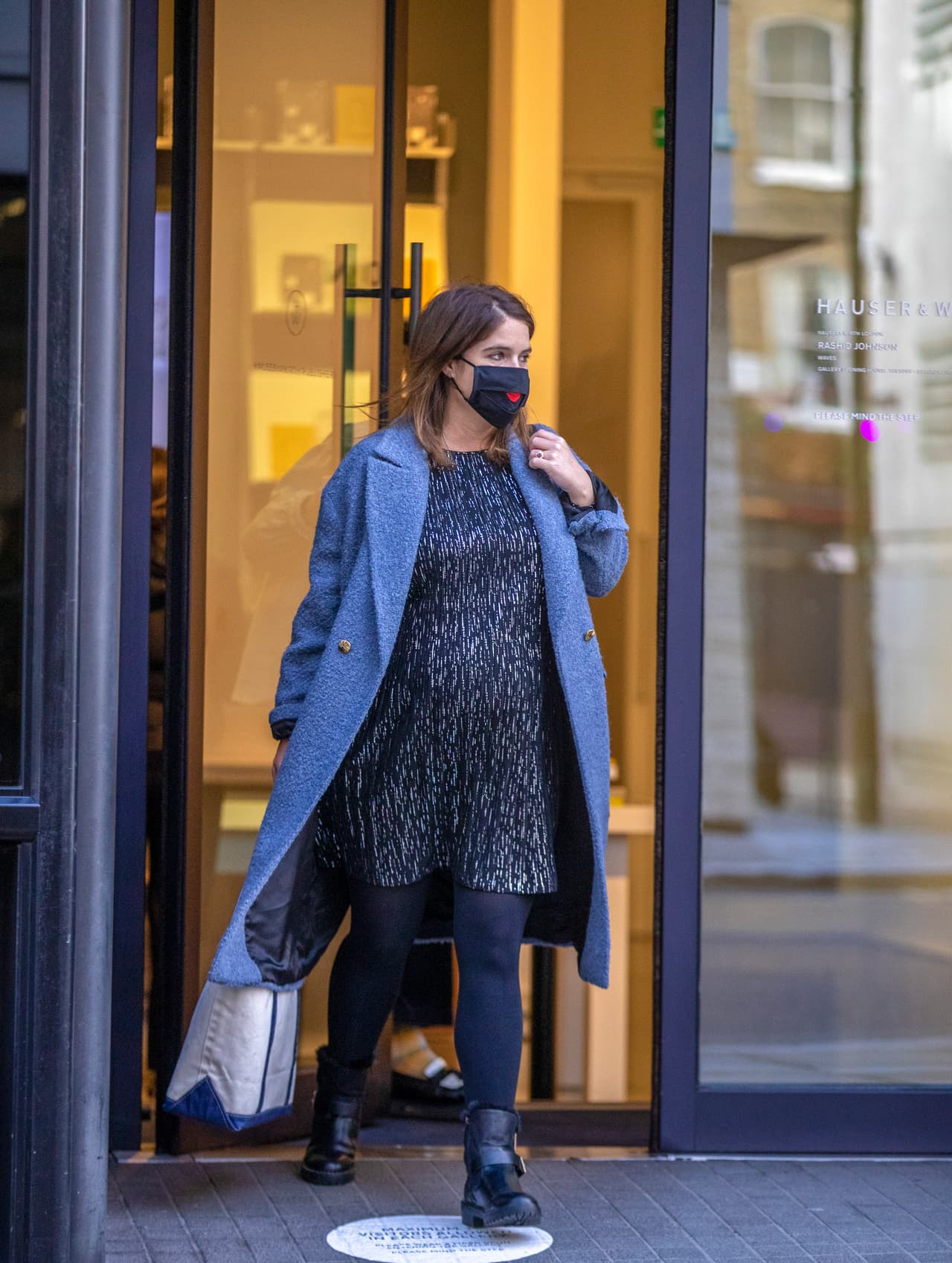 Eligió un vestido de corte recto, color negro con rayas plateadas, gracias al cual quedó en evidencia su vientre abultado, lo que reveló lo avanzado de su embarazo.