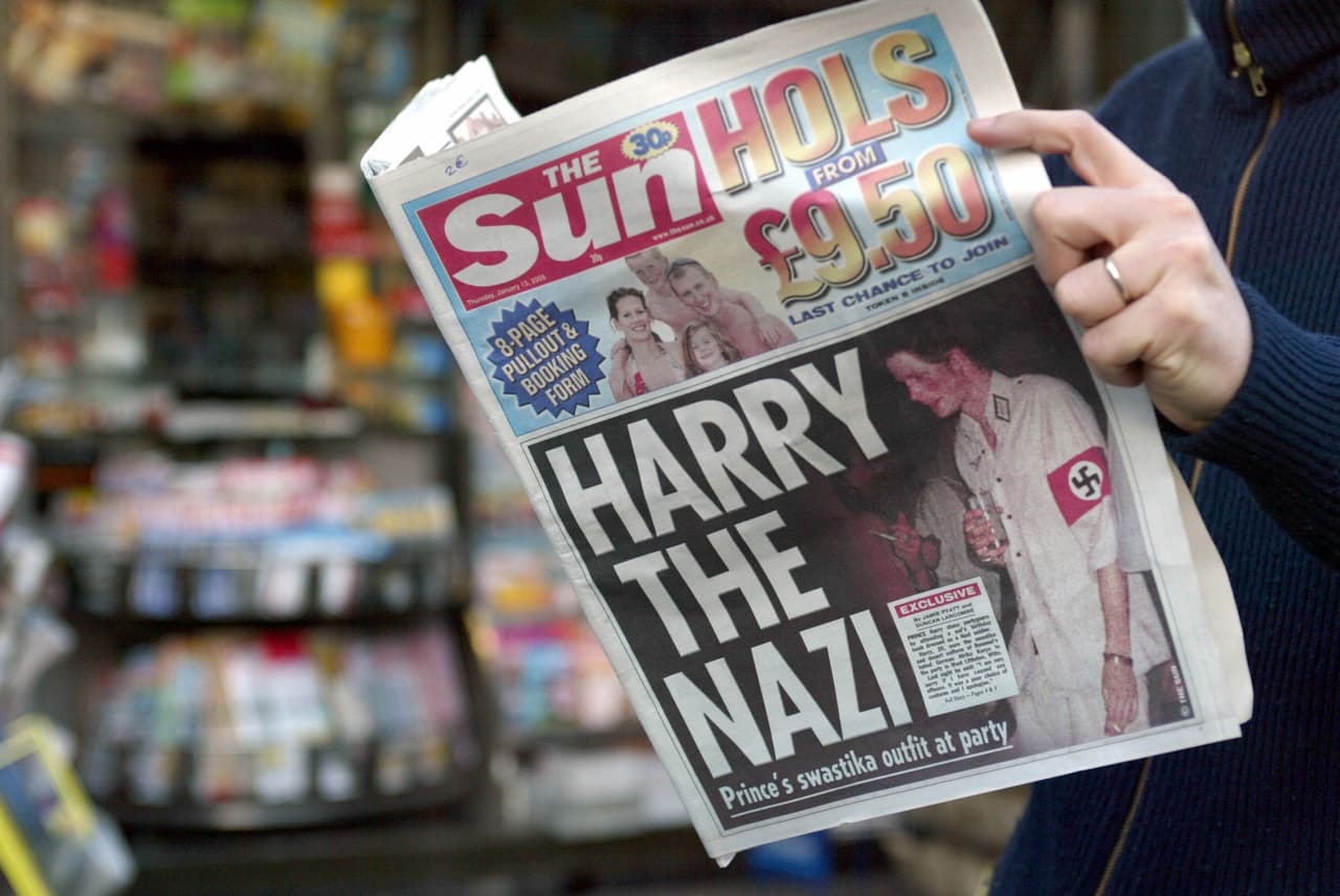 Primera plana del periódico 'The Sun' con la foto del príncipe Harry disfrazado de militar nazi