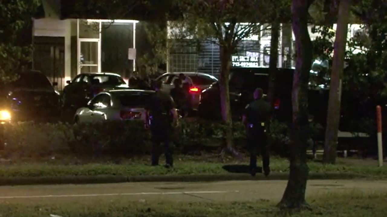 Las autoridades buscan al agresor que fue descrito como un hombre hispano, de unos 20 años, corpulento con barba, que vestía una camiseta blanca y jeans azules. Hasta el momento se informa de un sospechoso arrestado.