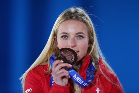 Gut compite en cinco diciplinas y se especializa en los eventos de velocidad en esquí downhill.