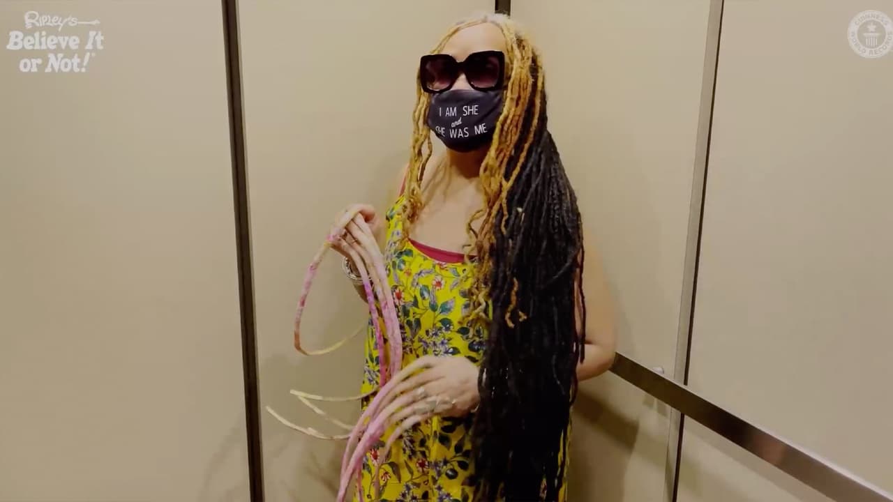 Mujer de Houston se corta las uñas después de dejarlas crecer por 30 años