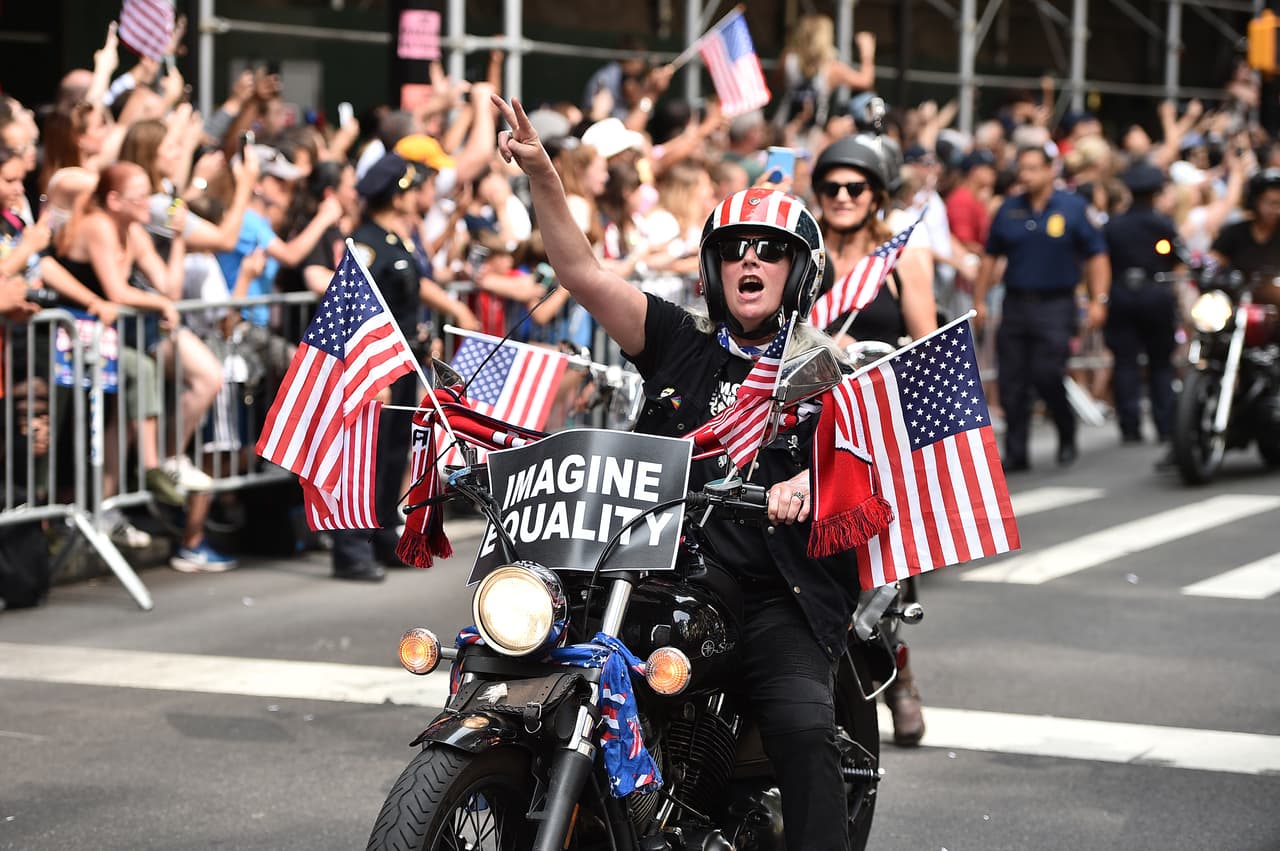 Megan Rapinoe, Alex Morgan, Julie Ertz, Allie Long, Carli Lloyd y compañía vivieron este miércoles una jornada especial en Nueva York durante el desfile de campeonas del mundo con el Team USA. Cientos de aficionados salieron a las calles de la Gran Manzana para saludar a sus heroínas.