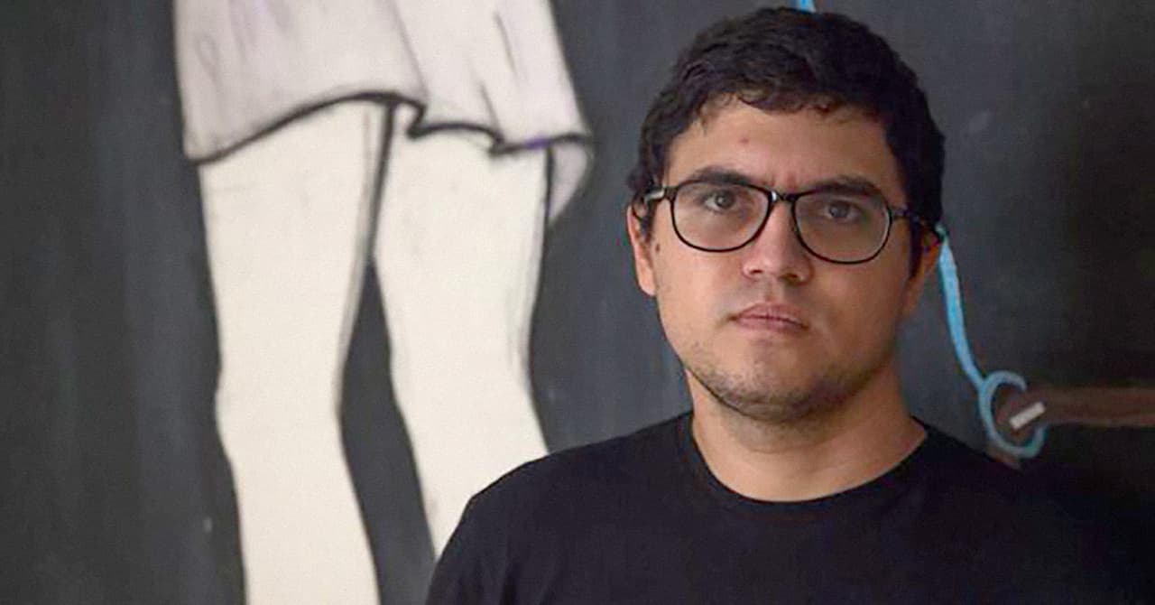 <b>Luis Carlos Díaz</b>, periodista y activista de derechos humanos venezolano.
<a href="https://www.univision.com/noticias/asi-es-como-el-regimen-de-maduro-manipulo-un-video-del-periodista-luis-carlos-diaz-para-luego-arrestarlo-video" target="_blank">Desapareció el 11 de marzo a las 5:30pm y no hubo información acerca de su paradero durante más de 9 horas,</a> cuando fue llevado por funcionarios al allanamiento de su casa en la madrugada del día siguiente. 
<a href="https://www.univision.com/noticias/america-latina/en-fotos-piden-la-liberacion-inmediata-de-luis-carlos-diaz-periodista-arrestado-por-el-regimen-de-maduro-fotos" target="_blank">Los agentes tomaron todos sus equipos y dinero en efectivo,</a> y regresaron a Díaz a un centro de detención. En la noche fue acusado formalmente de 'instigación pública' y fue excarcelado con un régimen de presentación y prohibición de salida del país. También le prohibieron dar declaraciones sobre lo ocurrido.