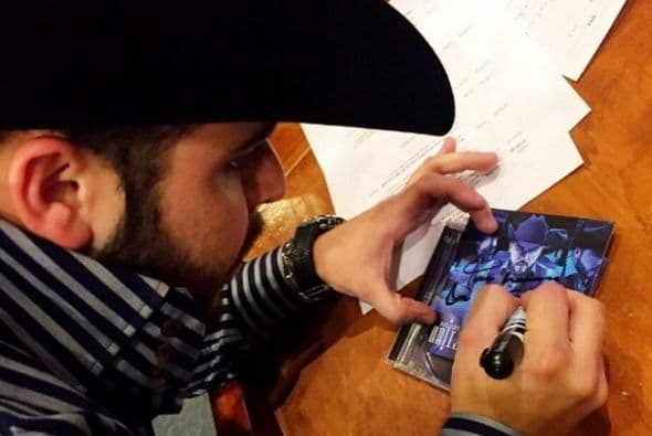 Con el gran carisma que lo caracteriza, firmó algunos discos para sus queridos fans.