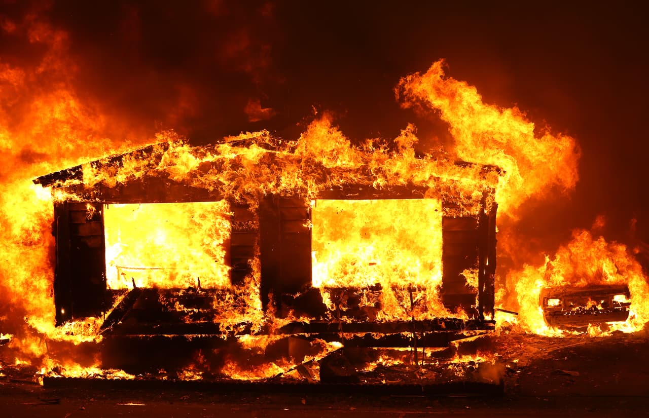 La ola de calor que está azotando California, y gran parte del oeste de Estados Unidos, obligó incluso a que las compañías eléctricas cortaran el servicio para miles de hogares debido a la inusual demanda de electricidad para los sistemas de aire acondicionado, algo que no ocurría desde hace 19 años.